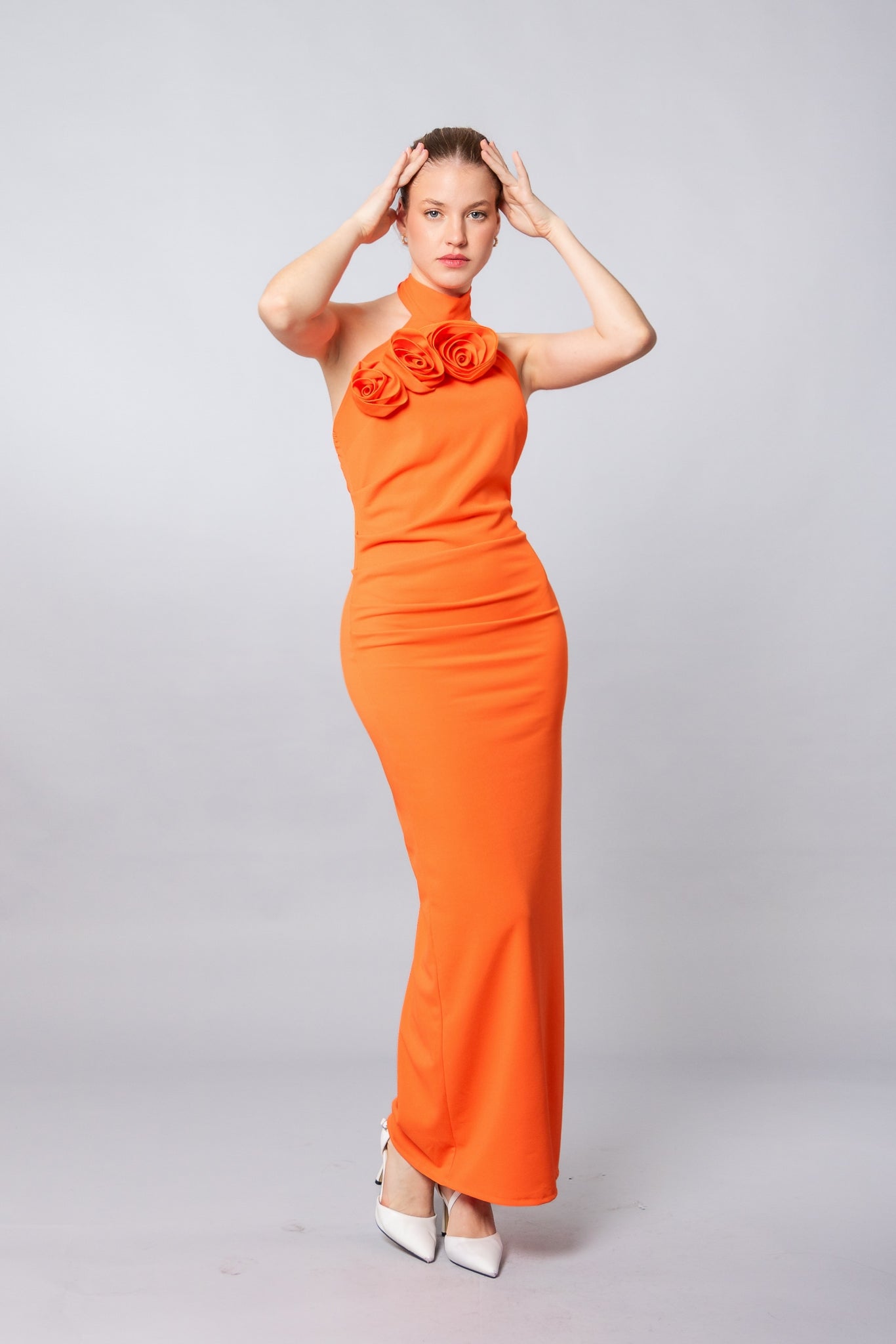 VESTIDO AMANDA - Vestido Largo Naranja con Rosas en Cuello Halter - Glamoryy