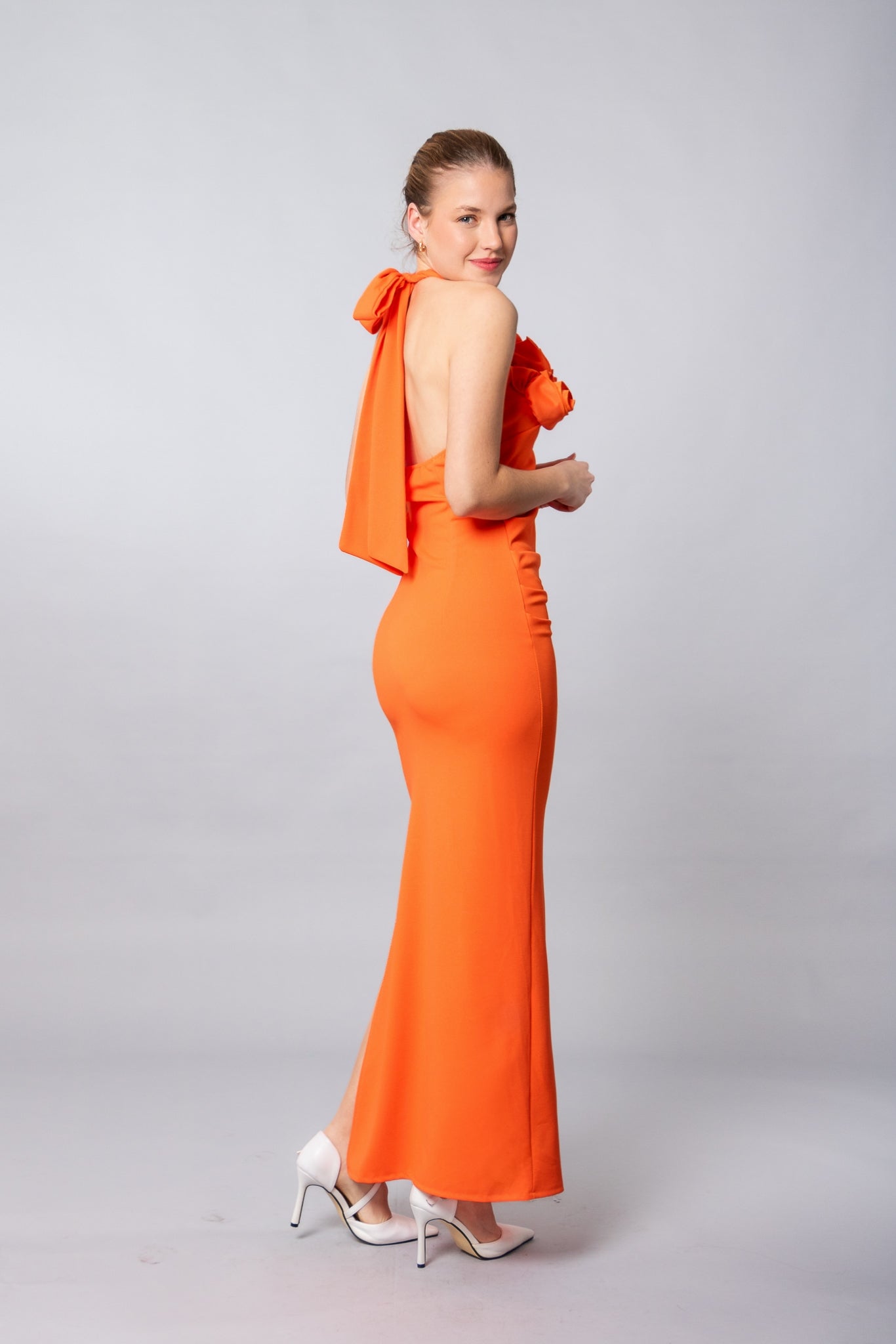 VESTIDO AMANDA - Vestido Largo Naranja con Rosas en Cuello Halter - Glamoryy