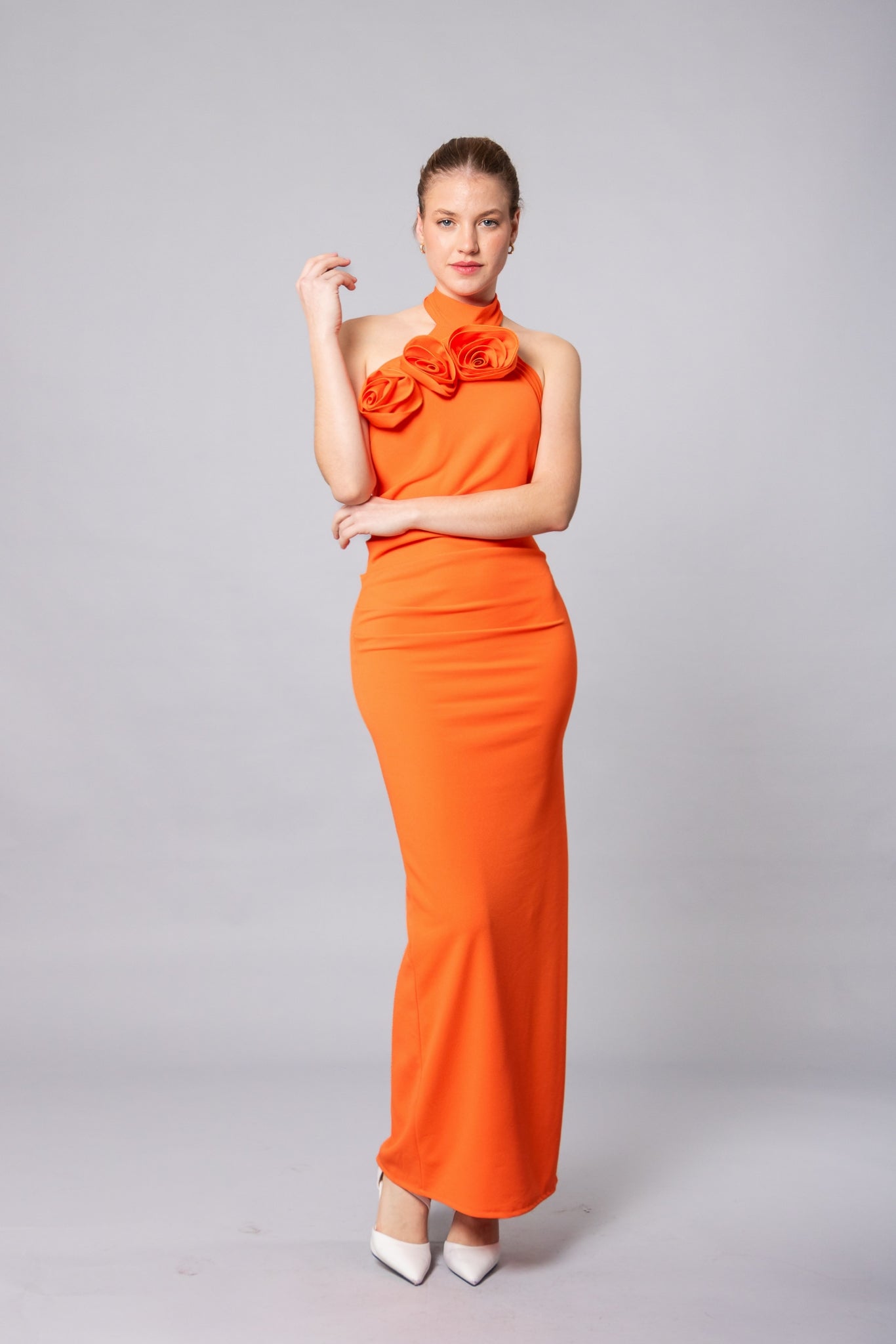VESTIDO AMANDA - Vestido Largo Naranja con Rosas en Cuello Halter - Glamoryy